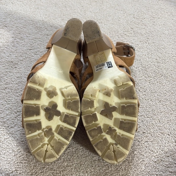 👔 Bata Tan  faux leather lug, sole fisherman sandal heels - Picture 6 of 6